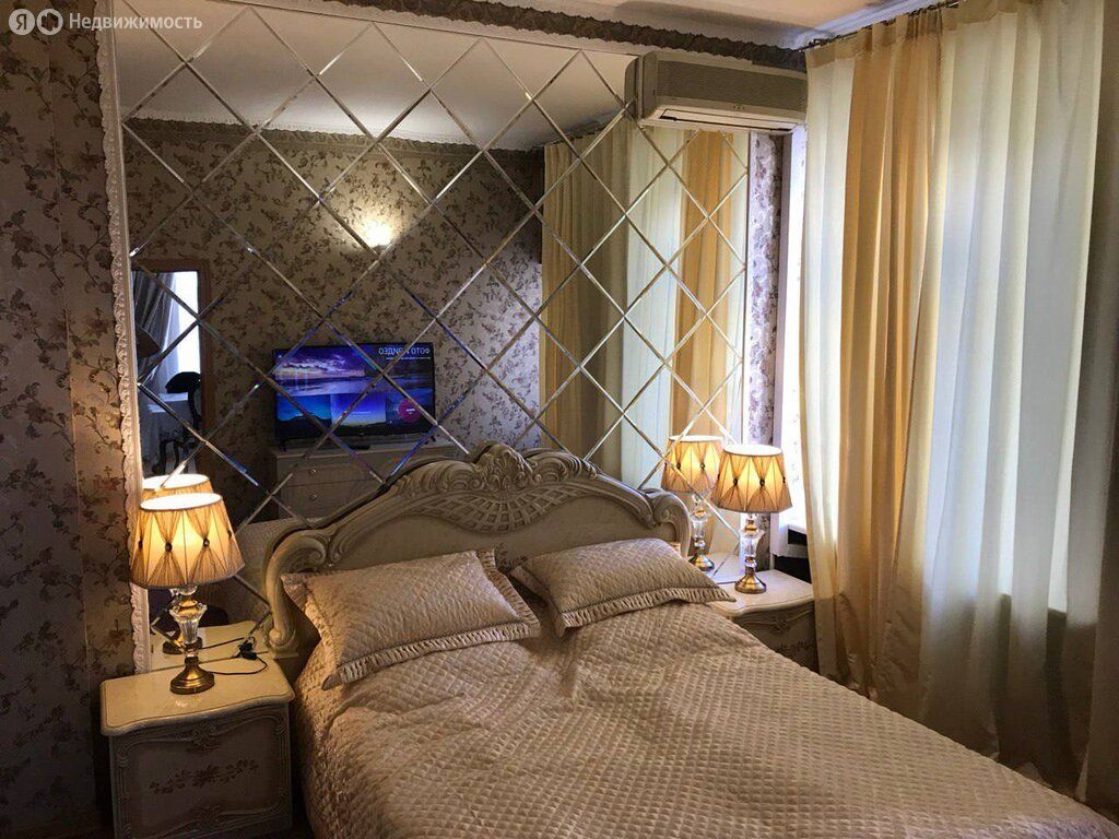 m. Teatralnaya: Apartment, 2-rooms