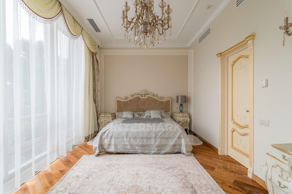 m. Oktyabrskaya: Apartment, 6-rooms