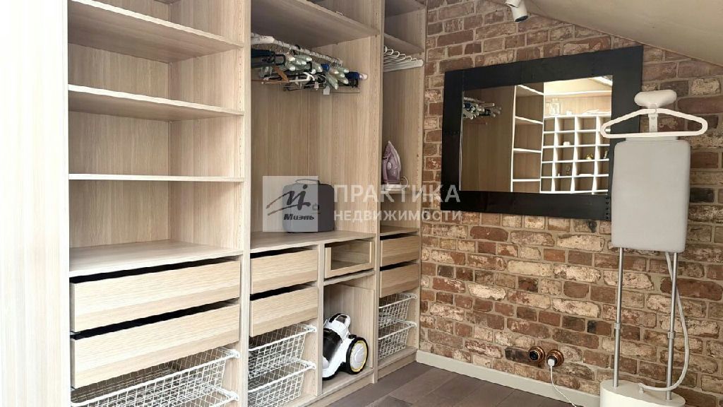 m. Verkhnie Kotly: Apartment, 3-rooms