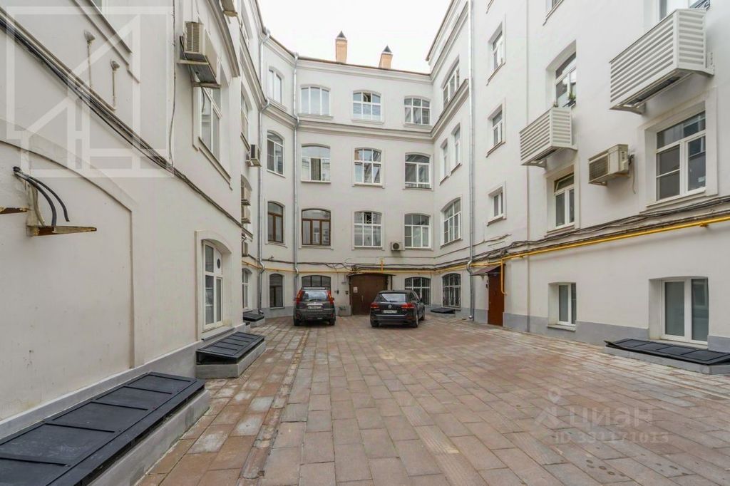 m. Kuznetsky most: Apartment, 3-rooms