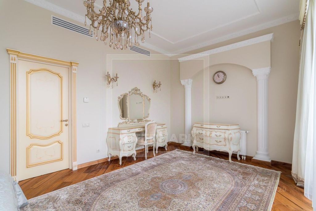 m. Oktyabrskaya: Apartment, 6-rooms