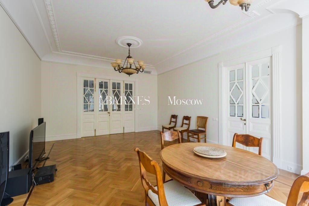 m. Kropotkinskaya: Apartment, 4-rooms