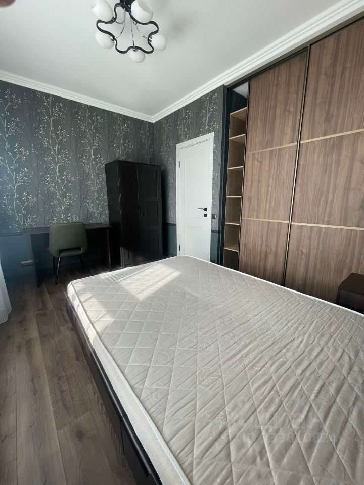m. Lukhmanovskaya: Apartment, 3-rooms