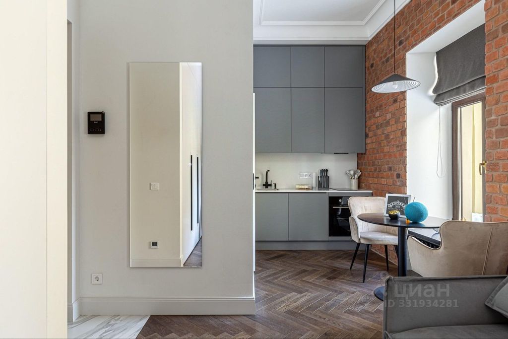 m. Kuznetsky most: Apartment, studio