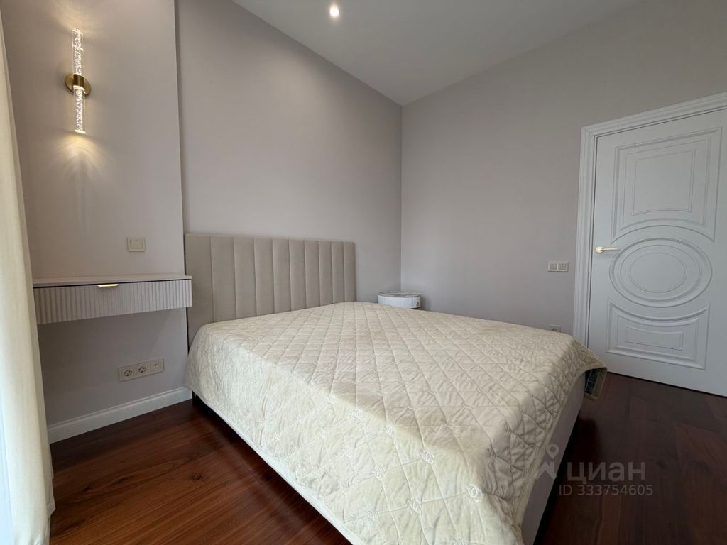 m. ZIL: Apartment, 2-rooms