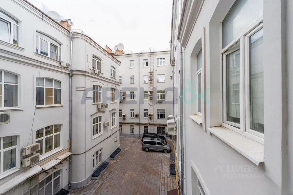 m. Kuznetsky most: Apartment, 3-rooms