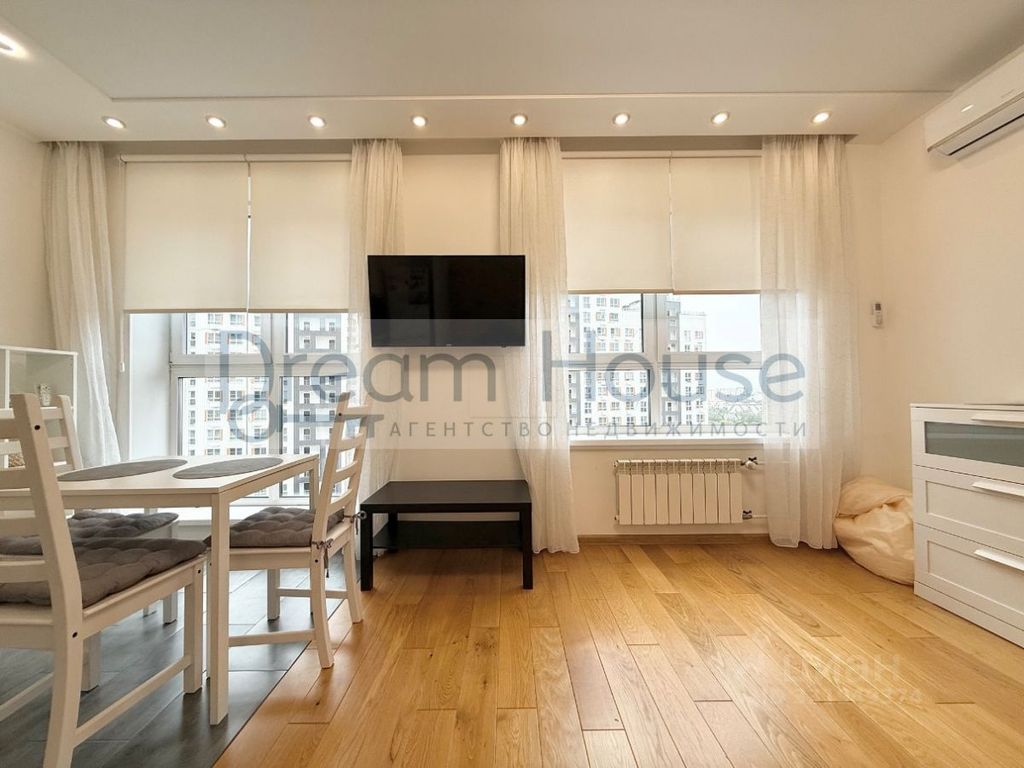 m. Lukhmanovskaya: Apartment, studio