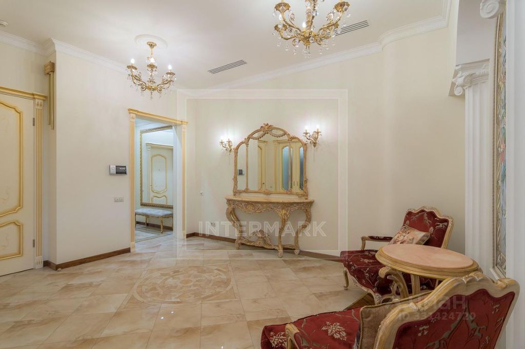 m. Oktyabrskaya: Apartment, 6-rooms
