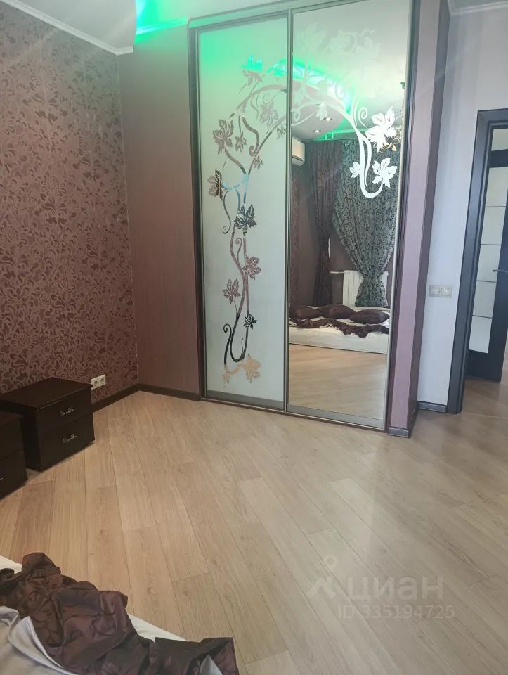 m. Lukhmanovskaya: Apartment, 3-rooms