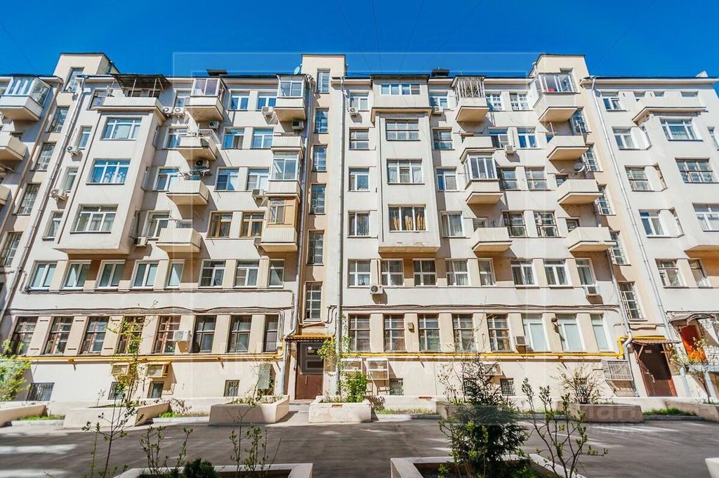 m. Teatralnaya: Apartment, 3-rooms