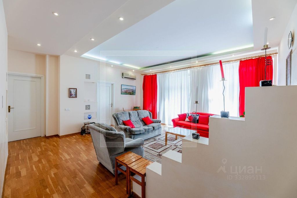 m. Teatralnaya: Apartment, 3-rooms