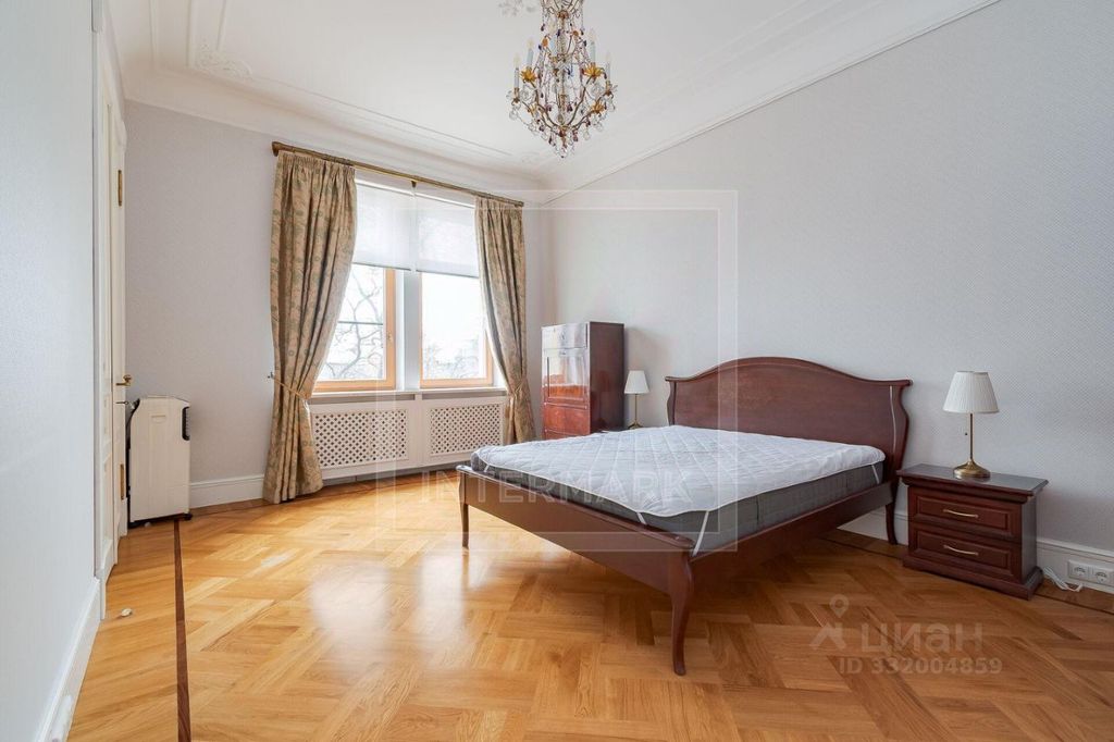 m. Kropotkinskaya: Apartment, 4-rooms