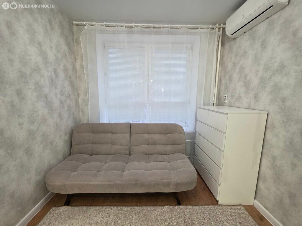 m. Lukhmanovskaya: Apartment, 1-rooms
