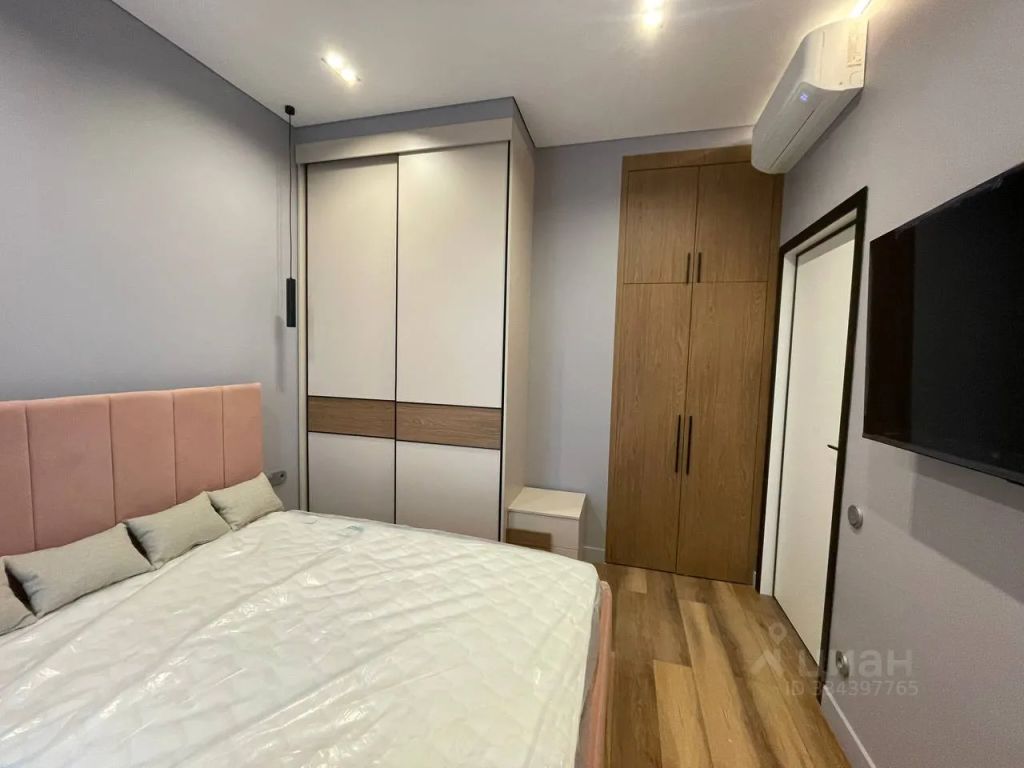 m. ZIL: Apartment, 2-rooms