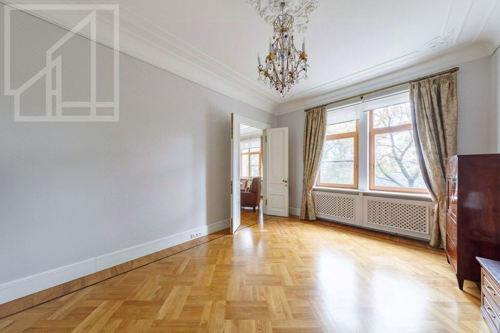 m. Kropotkinskaya: Apartment, 4-rooms