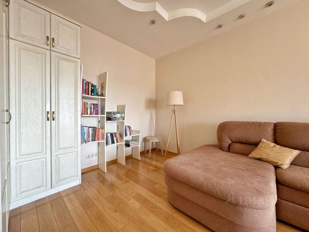 m. Kropotkinskaya: Apartment, 2-rooms