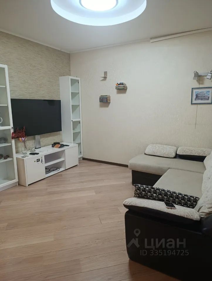 m. Lukhmanovskaya: Apartment, 3-rooms