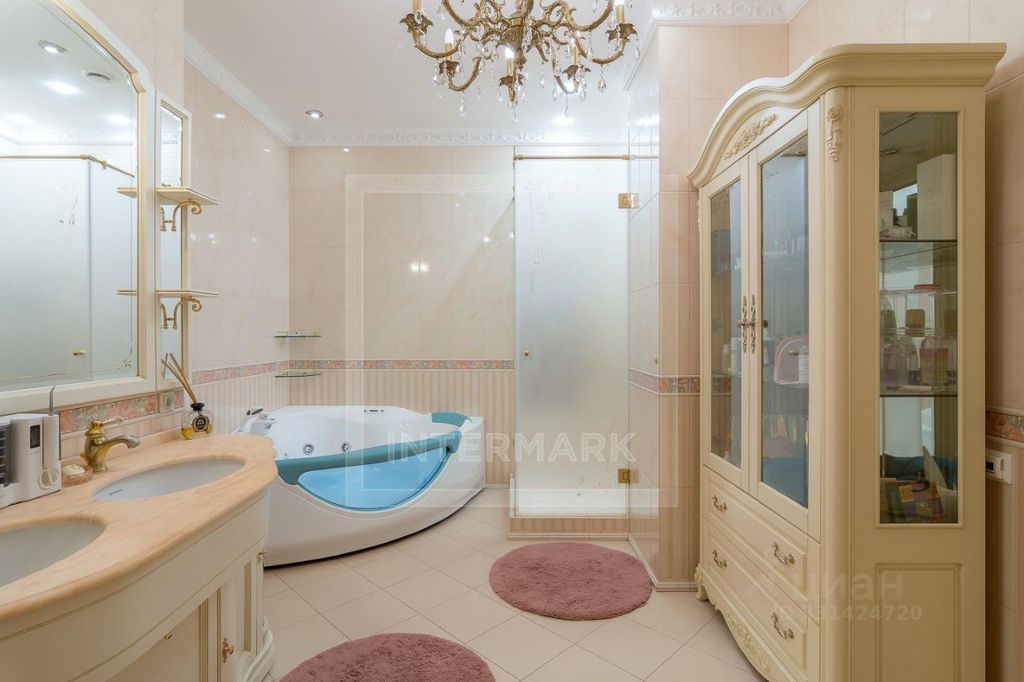 m. Oktyabrskaya: Apartment, 6-rooms