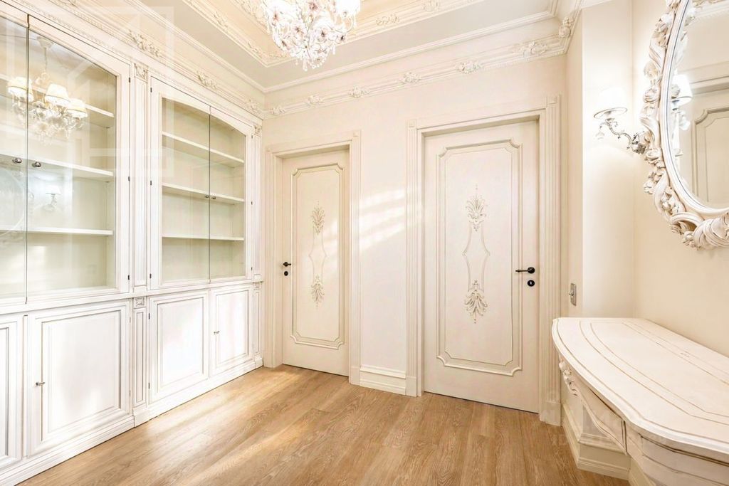 m. Kropotkinskaya: Apartment, 4-rooms