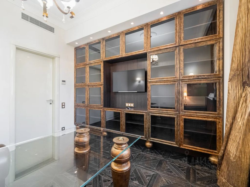 m. Kropotkinskaya: Apartment, 4-rooms
