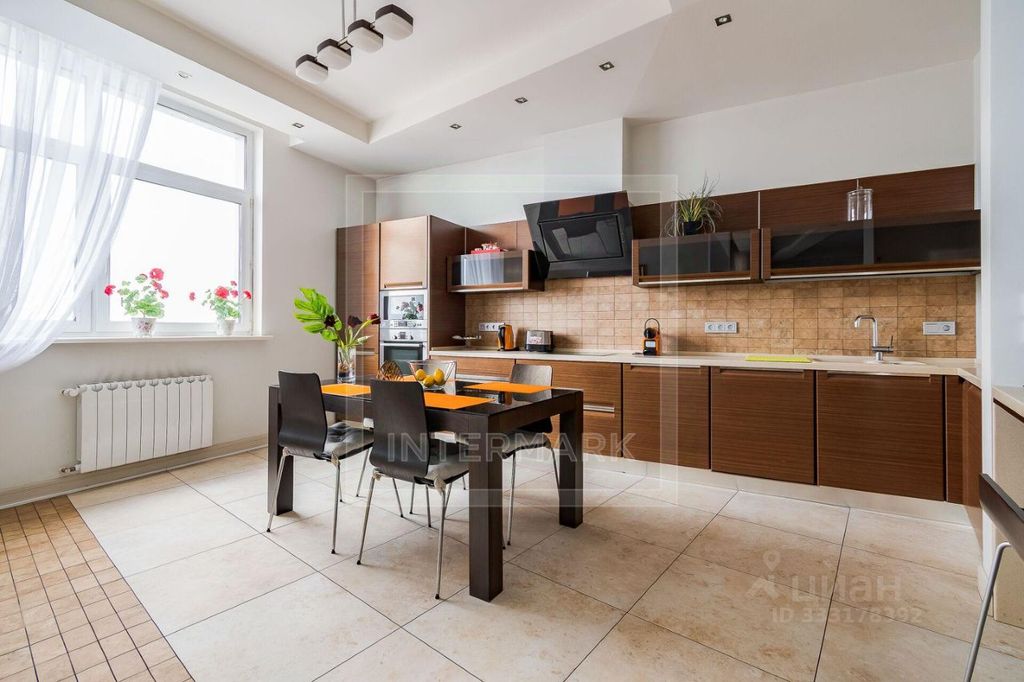 m. Oktyabrskaya: Apartment, 3-rooms
