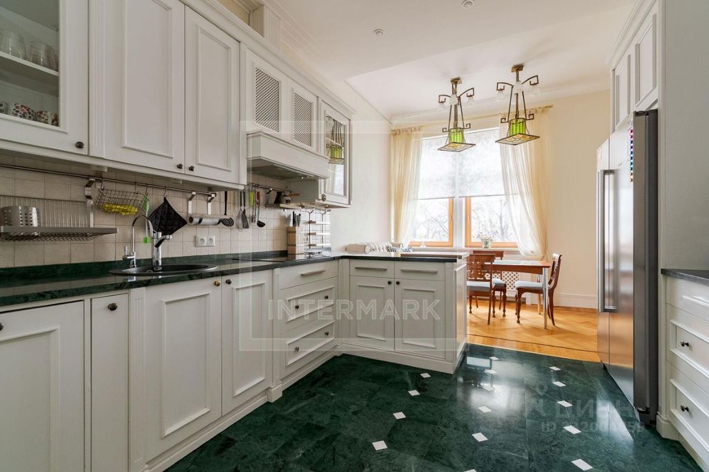 m. Kropotkinskaya: Apartment, 4-rooms
