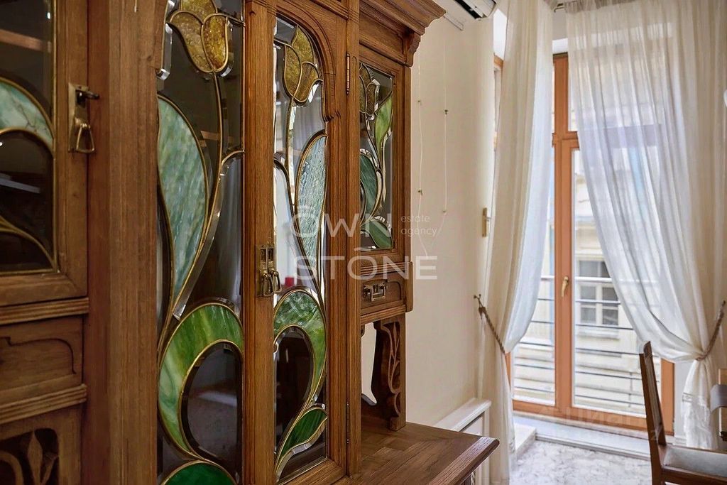 m. Kropotkinskaya: Apartment, 4-rooms