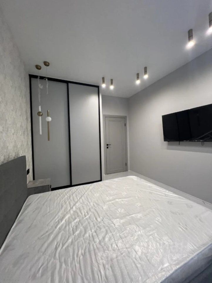 m. ZIL: Apartment, 2-rooms
