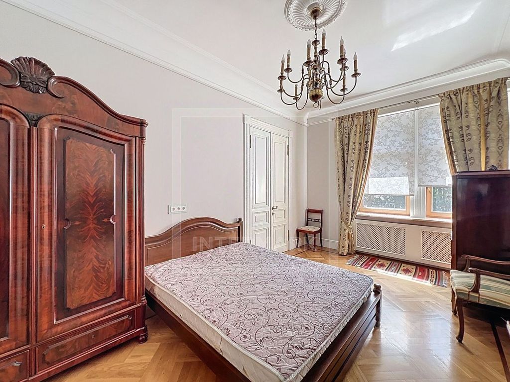 m. Kropotkinskaya: Apartment, 4-rooms