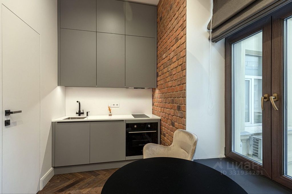 m. Kuznetsky most: Apartment, studio