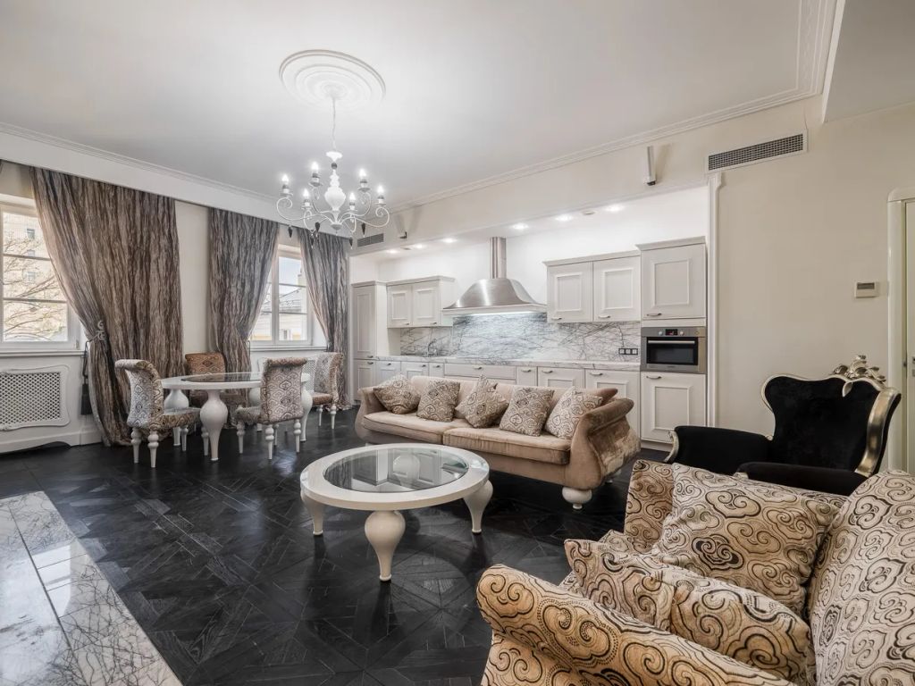 m. Kropotkinskaya: Apartment, 4-rooms