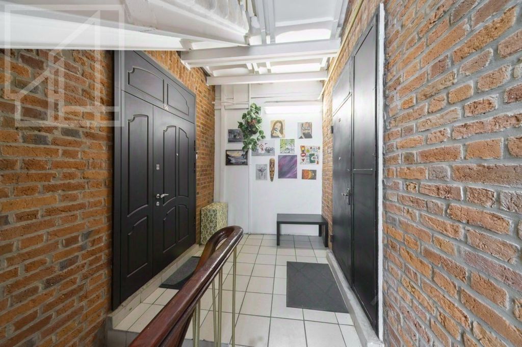 m. Kuznetsky most: Apartment, 3-rooms