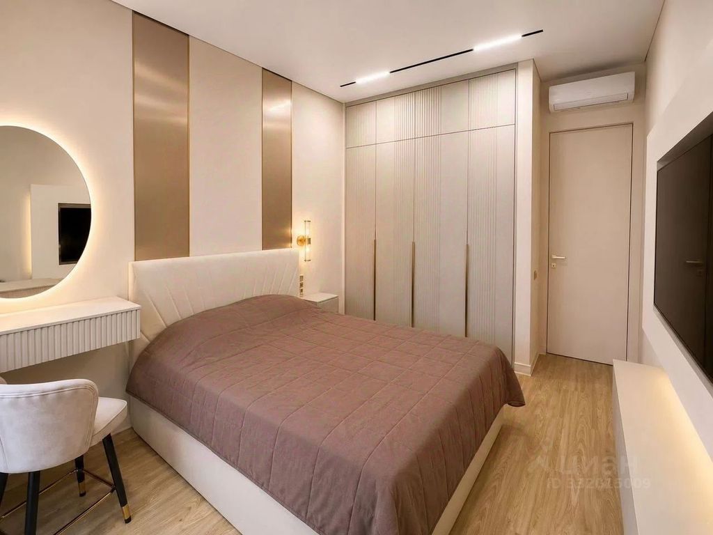 m. ZIL: Apartment, 2-rooms