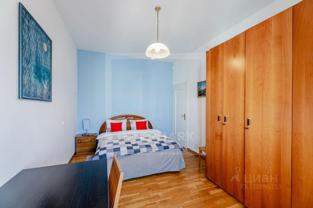 m. Teatralnaya: Apartment, 3-rooms