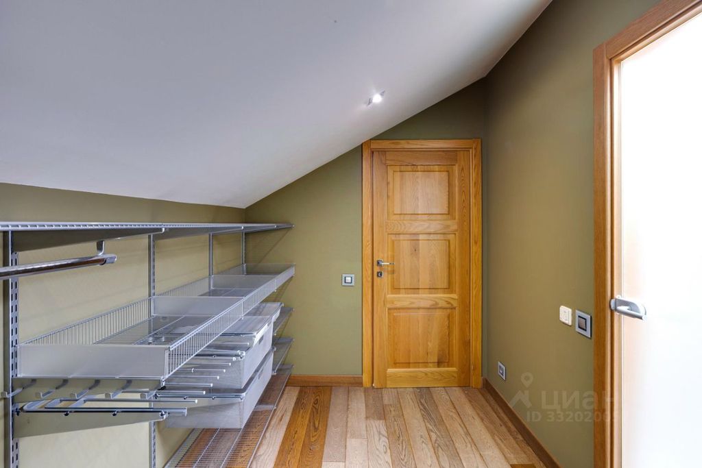 m. Barrikadnaya: Apartment, 3-rooms