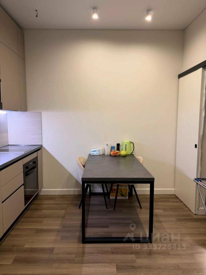 m. ZIL: Apartment, 2-rooms