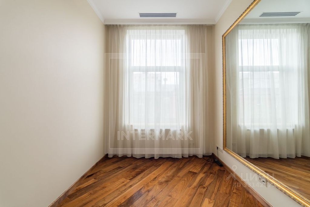 m. Oktyabrskaya: Apartment, 6-rooms