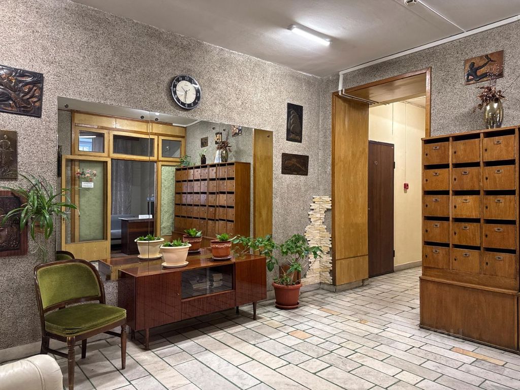 m. Kropotkinskaya: Apartment, 2-rooms