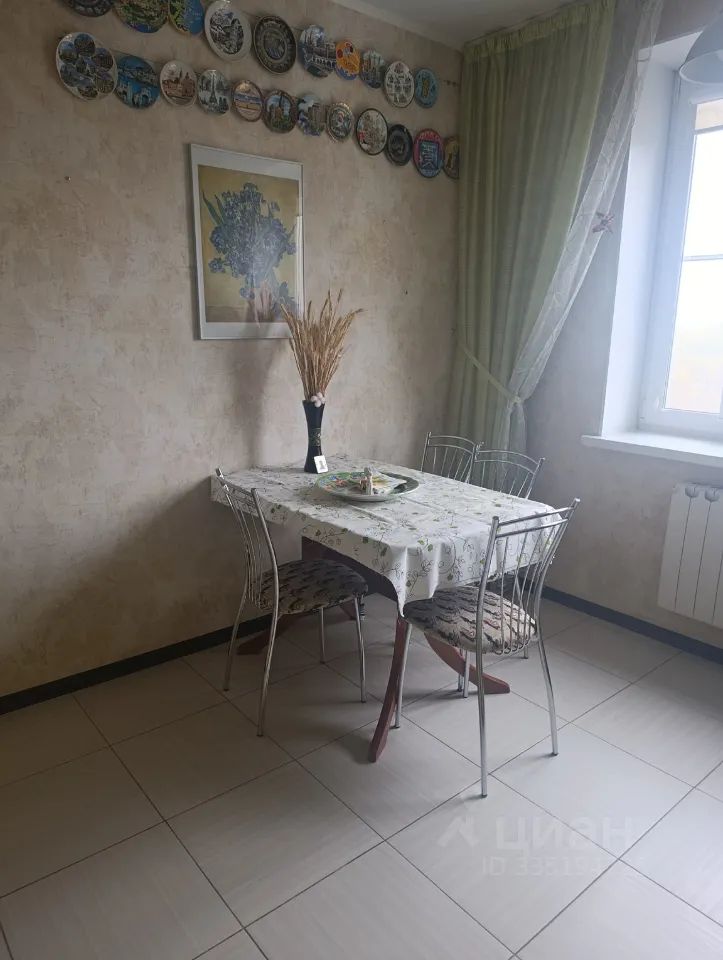 m. Lukhmanovskaya: Apartment, 3-rooms