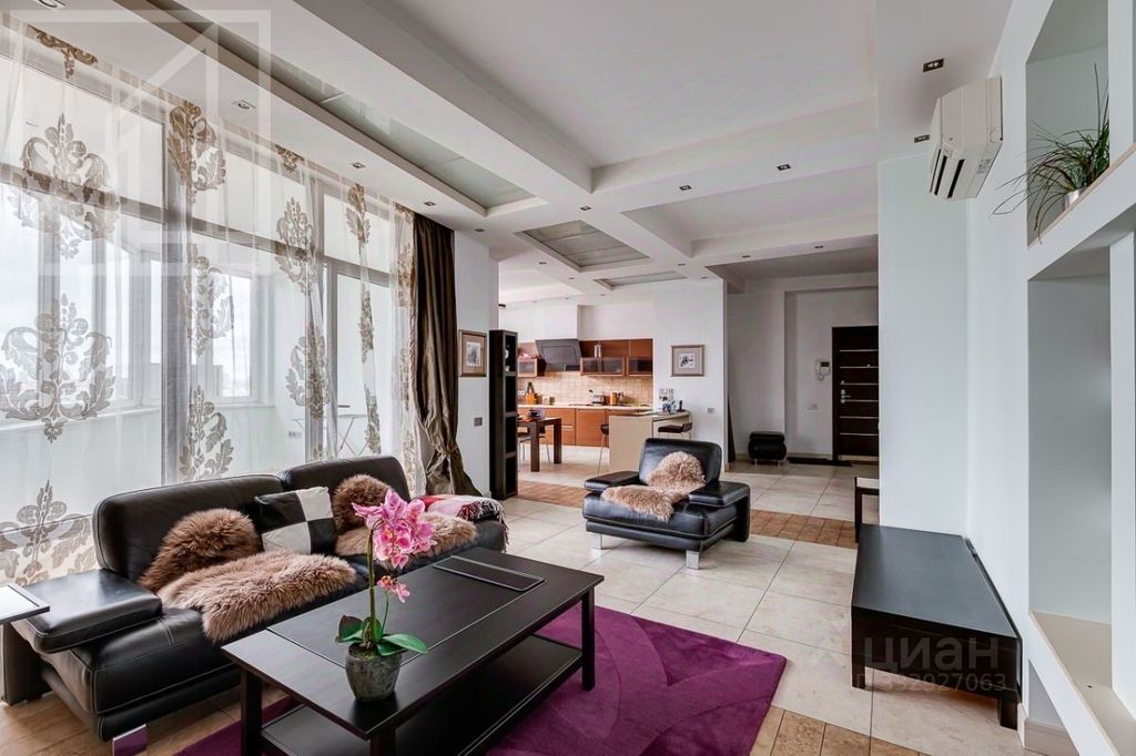 m. Oktyabrskaya: Apartment, 3-rooms