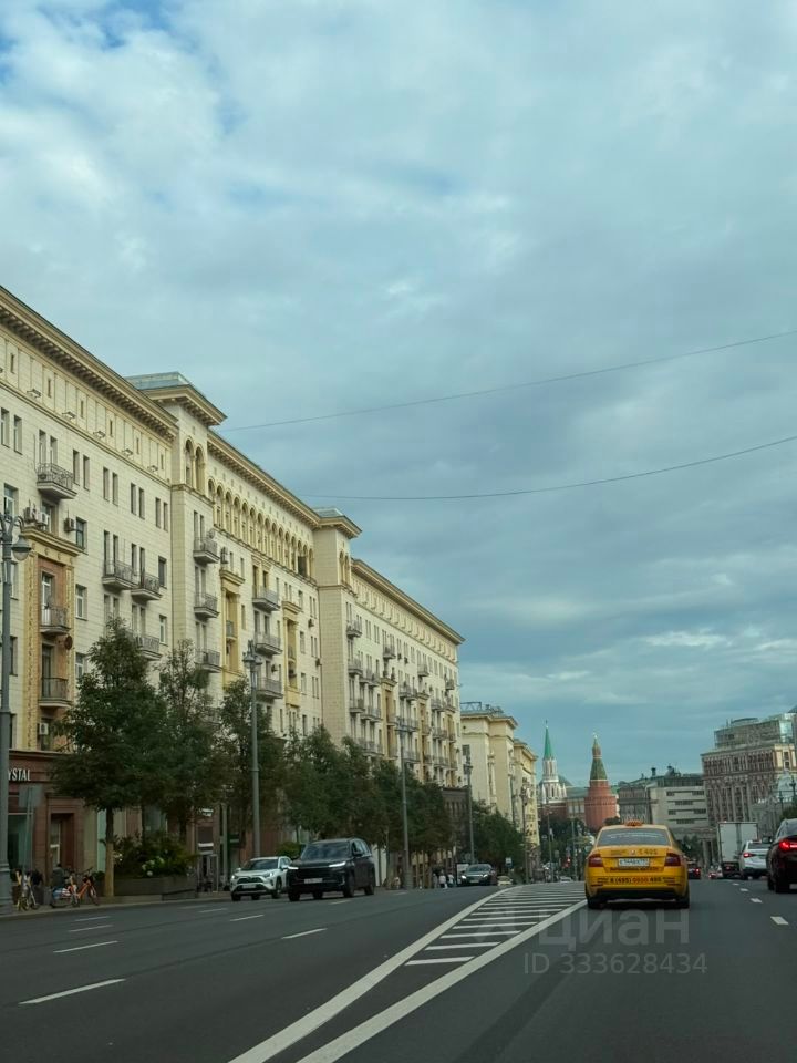 m. Teatralnaya: Apartment, 2-rooms