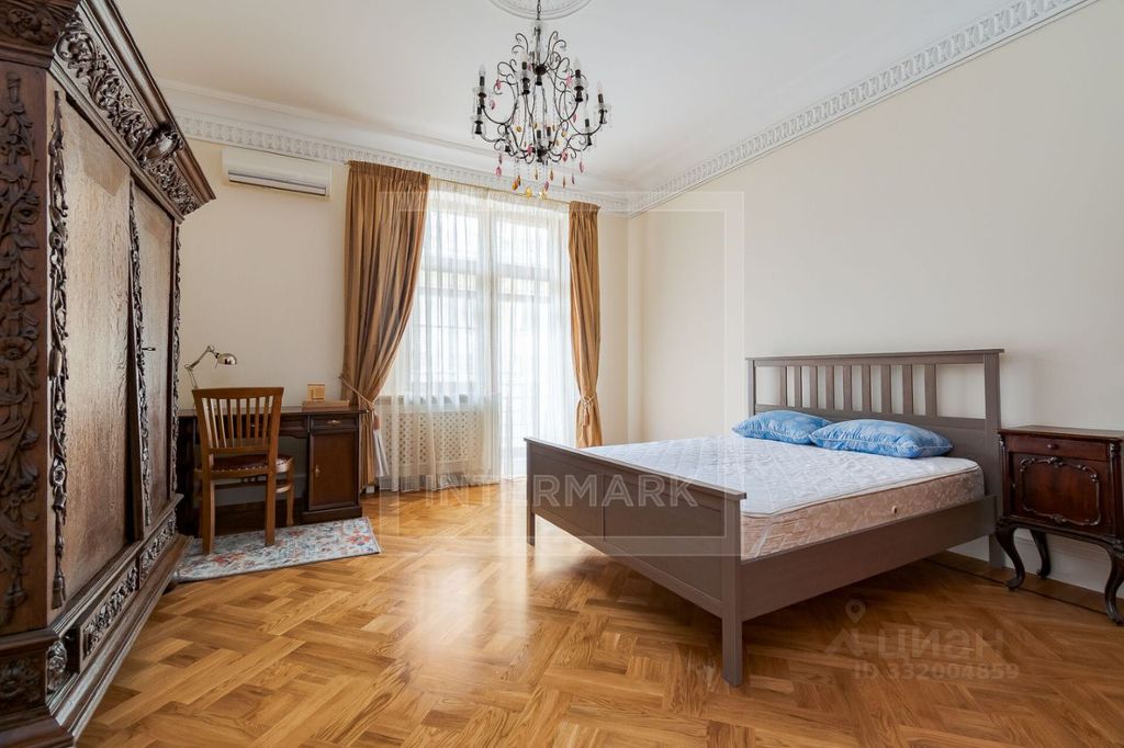 m. Kropotkinskaya: Apartment, 4-rooms