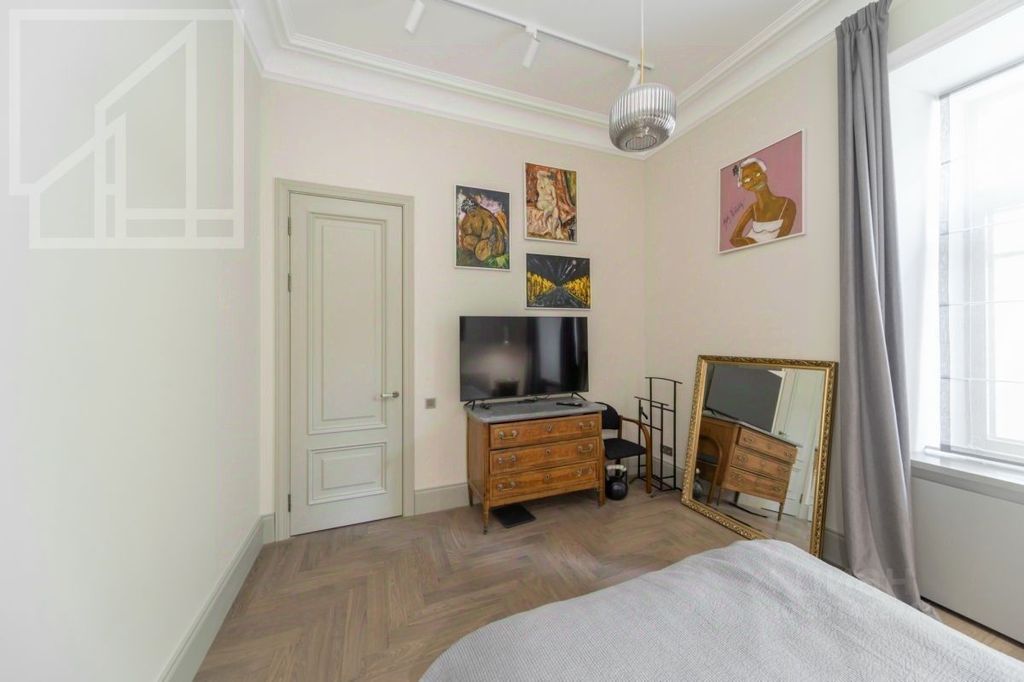 m. Kropotkinskaya: Apartment, 5-rooms
