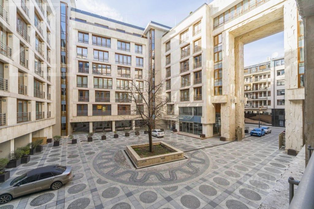 m. Kropotkinskaya: Apartment, 4-rooms