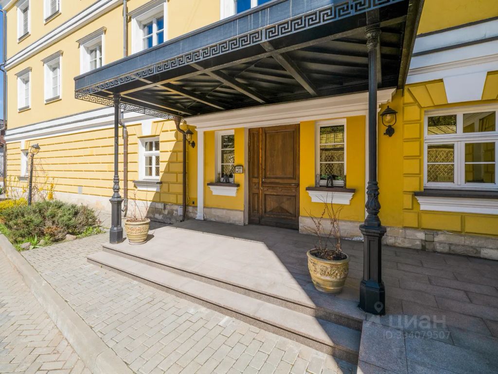 m. Kropotkinskaya: Apartment, 4-rooms