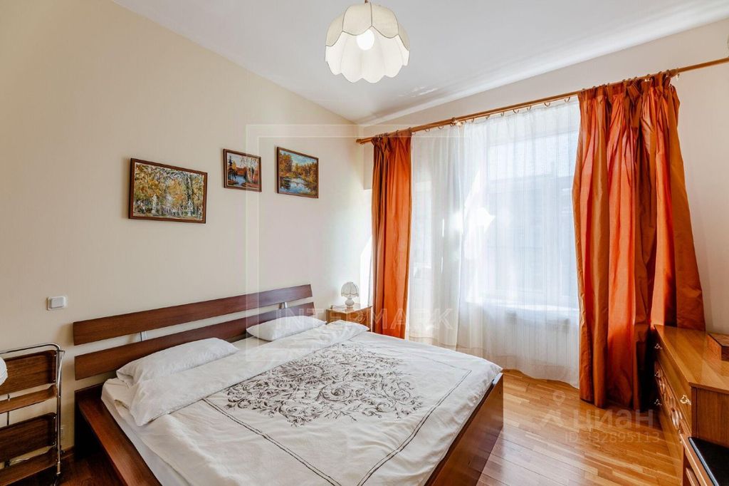 m. Teatralnaya: Apartment, 3-rooms