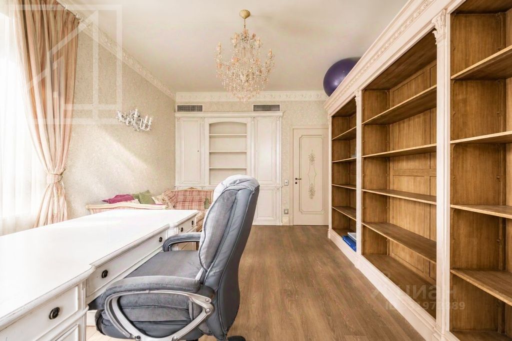 m. Kropotkinskaya: Apartment, 4-rooms
