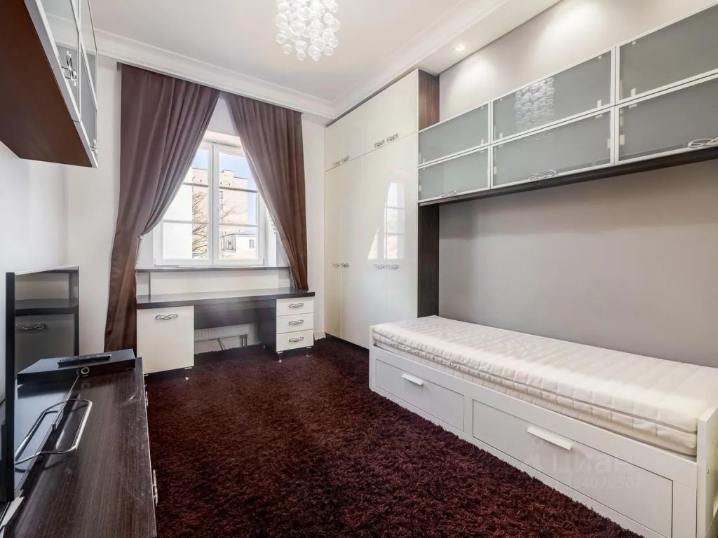 m. Kropotkinskaya: Apartment, 4-rooms