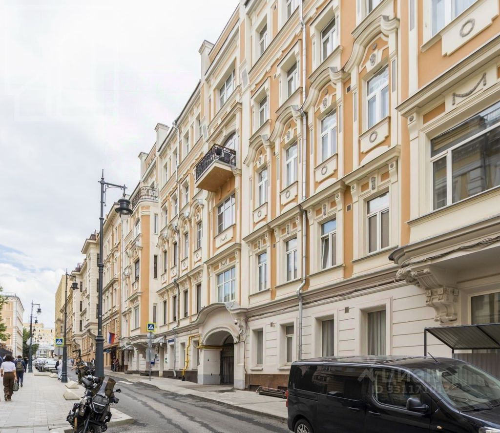 m. Kuznetsky most: Apartment, 3-rooms