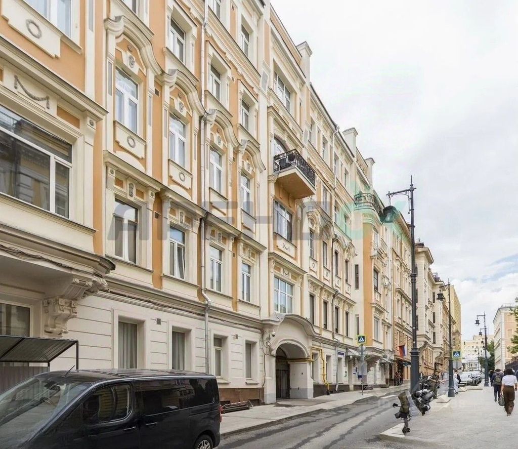 m. Kuznetsky most: Apartment, 3-rooms
